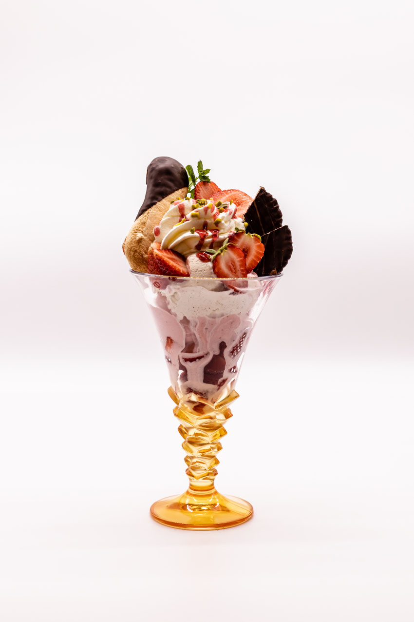 Erdbeer-Eisbecher aus der Eismanufaktur von Café Schmidt